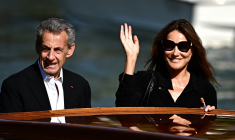 Nicolas Sarkozy et Carla Bruni-Sarkozy à Venise, en Italie, le 2 septembre 2023. ( AFP / GABRIEL BOUYS )
