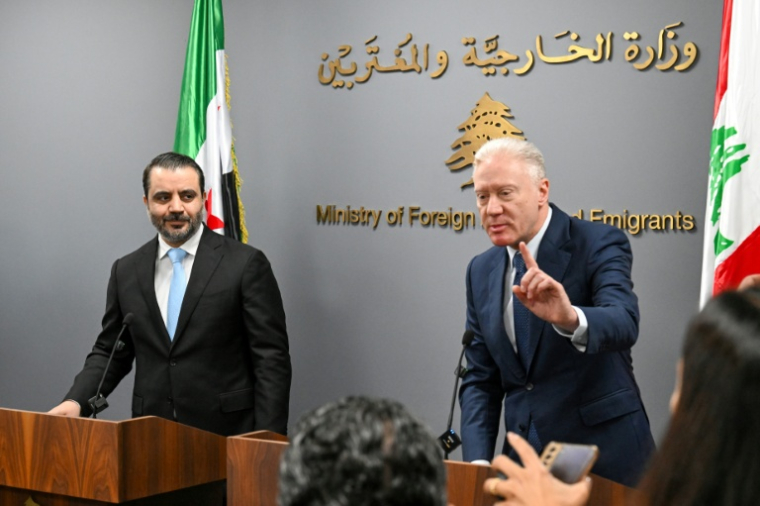 Le ministre libanais Youssef Rajji (d) et son homologue syrien Assaad al-Chaibani lors d'une conférence de presse à Beyrouth, le 10 octobre 2025 ( AFP / JOSEPH EID )