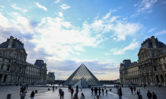 Des touristes près de la pyramide du Louvre, conçue par l'architecte sino-américain Ieoh Ming Pei, le 28 février 2025 ( AFP / Behrouz MEHRI )