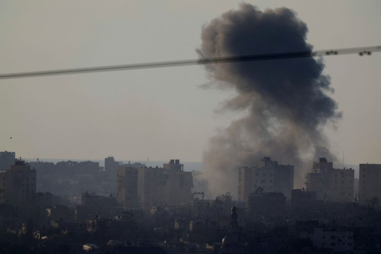 De la fumée s'élève après une frappe aérienne israélienne à Gaza, vue depuis le sud d'Israël