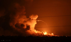 Fumée et flammes lors des frappes israéliennes dans la bande de Gaza, vues du côté israélien de la frontière avec Gaza