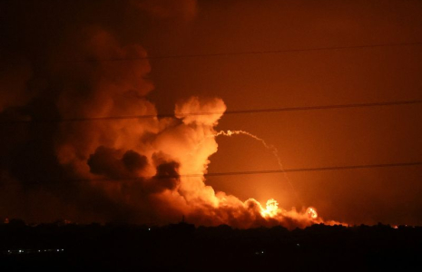 Fumée et flammes lors des frappes israéliennes dans la bande de Gaza, vues du côté israélien de la frontière avec Gaza