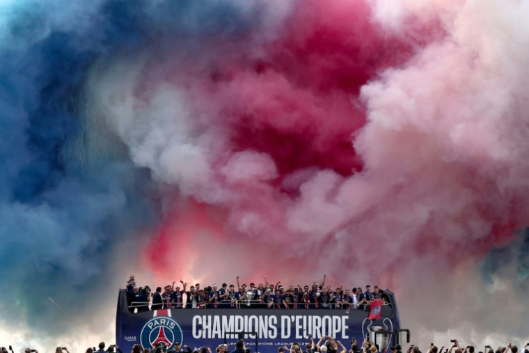 Les joueurs du PSG champions d'Europe, fêtés par leurs supporters, lors de la parade sur les Champs-Elysées, le 1er juin 2025 à POaris ( AFP / Thibaud MORITZ )