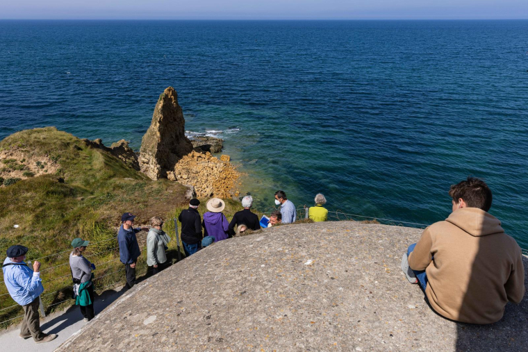Des touristes à la "Pointe du Hoc", en Normandie (illustration) ( AFP / SAMEER AL-DOUMY )