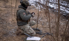 Un soldat ukrainien de la 47e brigade prépare un système internet par satellite Starlink à son poste sur la ligne de front près de la ville d'Avdiivka