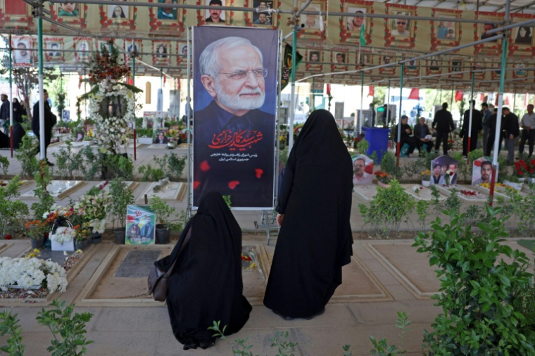 Deux femmes se recueillent devant la tombe de l'ancien ministre iranien des Affaires étrangères Kamal Kharazi, mort le 1er avril des suites de ses blessures après des frappes israélo-américaines, dans un cimetière du sud de Téhéran, le 23 avril 2026 ( AFP / - )