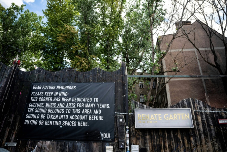 Une banderole s'adressant aux voisins du club "Renate" au sujet de sa fermeture annoncée, le 14 Septembre 2025 à Berlin. ( AFP / John MACDOUGALL )
