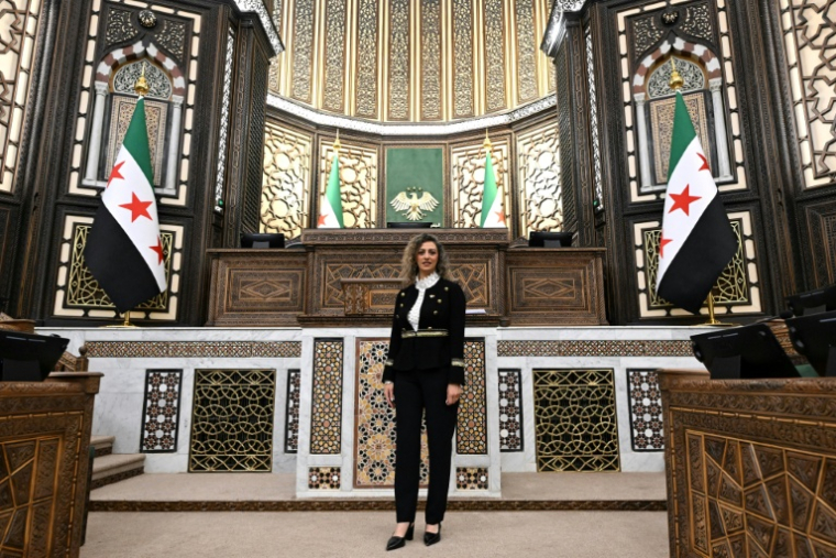 La députée syrienne Madonna Bechara, élue deuxième vice-présidente du Parlement, pose dans au sein de l'hémicycle, le 27 juillet 2026 ( AFP / LOUAI BESHARA )