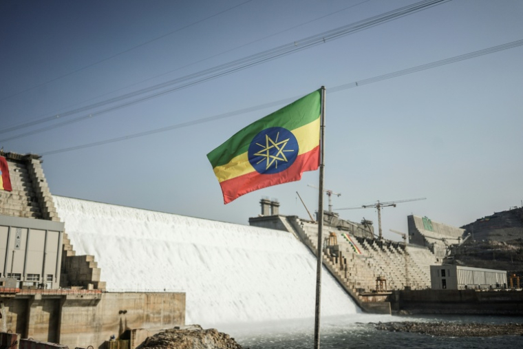 Un drapeau éthiopien devant le Grand barrage de la Renaisance (GERD) à Guba, le 19 février 2022 ( AFP / Amanuel SILESHI )