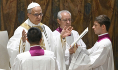 Cette photo prise et distribuée le 9 mai 2025 par les médias du Vatican montre le pape Léon XIV lors d'une messe avec les cardinaux dans la chapelle Sixtine au Vatican. ( VATICAN MEDIA / Handout )