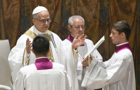 Cette photo prise et distribuée le 9 mai 2025 par les médias du Vatican montre le pape Léon XIV lors d'une messe avec les cardinaux dans la chapelle Sixtine au Vatican. ( VATICAN MEDIA / Handout )