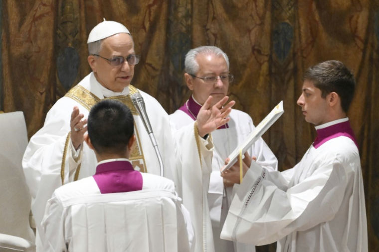 Cette photo prise et distribuée le 9 mai 2025 par les médias du Vatican montre le pape Léon XIV lors d'une messe avec les cardinaux dans la chapelle Sixtine au Vatican. ( VATICAN MEDIA / Handout )
