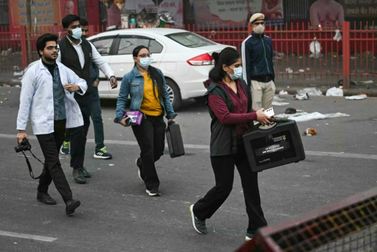 Des experts légistes arrivent pour inspecter le lieu de l'explosion près du Fort Rouge, dans le vieux quartier de Delhi, le 11 novembre 2025 ( AFP / Arun SANKAR )