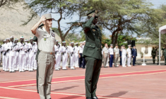 le chef d'état-major des armées du Sénégal, le général Mbaye Cissé (d), et le général Pascal Ianni (g), à la tête du commandement de l'armée française pour l'Afrique, lors de la cérémonie de restition, le 17 juillet 2025 à Dakar ( AFP / Patrick Meinhardt )