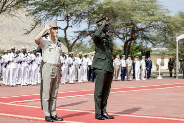 le chef d'état-major des armées du Sénégal, le général Mbaye Cissé (d), et le général Pascal Ianni (g), à la tête du commandement de l'armée française pour l'Afrique, lors de la cérémonie de restition, le 17 juillet 2025 à Dakar ( AFP / Patrick Meinhardt )