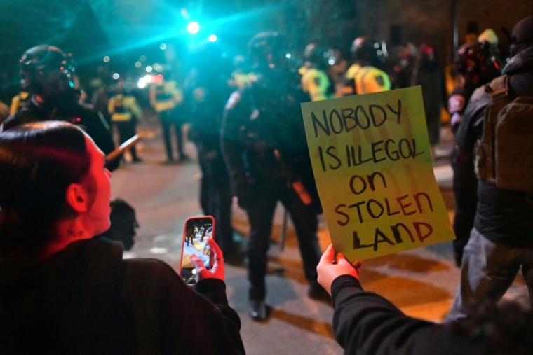 Des manifestants protestent contre les méthodes de la police fédérale de l'immigration (ICE), le 14 janvier 2026 à Minneapolis. ( AFP / Octavio JONES )
