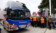Des supporters du Barça caillassent le bus de leur propre équipe