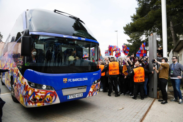 Des supporters du Barça caillassent le bus de leur propre équipe