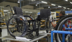 Un employé inspecte un fauteuil roulant dans une usine le 21 juin 2024 à Fondettes, en Indre-et-Loire ( AFP / Guillaume SOUVANT )
