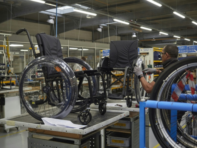 Un employé inspecte un fauteuil roulant dans une usine le 21 juin 2024 à Fondettes, en Indre-et-Loire ( AFP / Guillaume SOUVANT )