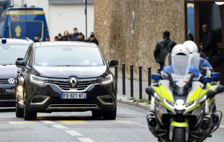 La voiture de l'ancien président Nicolas Sarkozy quitte la prison de la Santé à Paris le 10 novembre 2025 ( AFP / Ian LANGSDON )