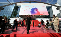 Le tapis rouge est installé devant le Palais des Festivals avant la cérémonie d'ouverture du 78e Festival de Cannes, le 13 mai 2025 ( AFP / Bertrand GUAY )