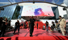 Le tapis rouge est installé devant le Palais des Festivals avant la cérémonie d'ouverture du 78e Festival de Cannes, le 13 mai 2025 ( AFP / Bertrand GUAY )