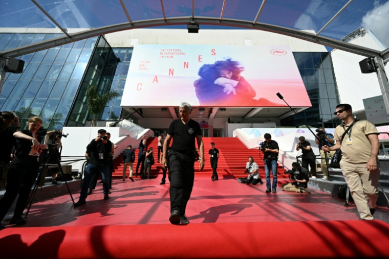 Le tapis rouge est installé devant le Palais des Festivals avant la cérémonie d'ouverture du 78e Festival de Cannes, le 13 mai 2025 ( AFP / Bertrand GUAY )