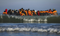 Des migrants dans un bateau de passeurs pour tenter de traverser la Manche au large de la plage de Gravelines, le 27 septembre 2025 dans le Nord ( AFP / Sameer Al-DOUMY )