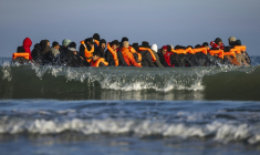 Des migrants dans un bateau de passeurs pour tenter de traverser la Manche au large de la plage de Gravelines, le 27 septembre 2025 dans le Nord ( AFP / Sameer Al-DOUMY )