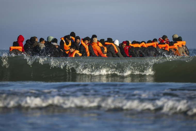 Des migrants dans un bateau de passeurs pour tenter de traverser la Manche au large de la plage de Gravelines, le 27 septembre 2025 dans le Nord ( AFP / Sameer Al-DOUMY )