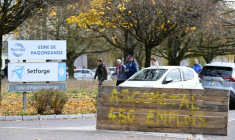 Une inscription "Ascometal - 450 emplois" au siège social de l'aciériste NovAsco à Hagondange, le 17 novembre 2025 en Moselle ( AFP / Jean-Christophe VERHAEGEN )
