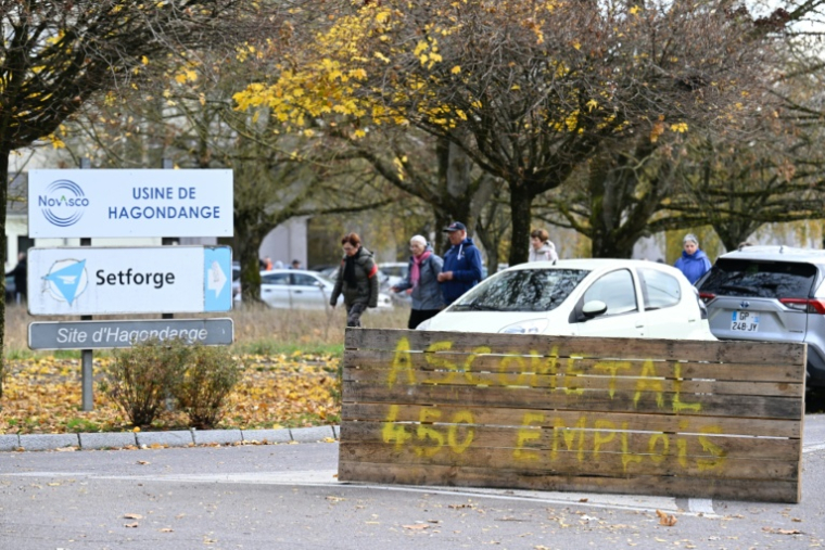 Une inscription "Ascometal - 450 emplois" au siège social de l'aciériste NovAsco à Hagondange, le 17 novembre 2025 en Moselle ( AFP / Jean-Christophe VERHAEGEN )