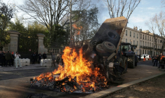 Des agriculteurs et des membres de syndicats agricoles devant la préfecture de l'Aude, à Carcassonne, le 17 décembre 2025 ( AFP / Valentine CHAPUIS )