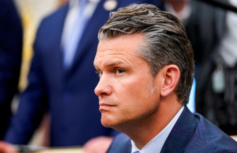Le secrétaire américain à la Défense Pete Hegseth dans le Bureau ovale de la Maison Blanche à Washington, D.C.