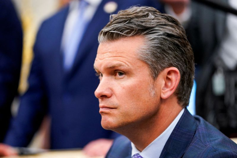 Le secrétaire américain à la Défense Pete Hegseth dans le Bureau ovale de la Maison Blanche à Washington, D.C.