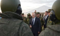 PHOTO D'ARCHIVES : Le président russe Vladimir Poutine s'entretient avec des militaires lors d'un exercice d'entraînement, dans la région d'Orenbourg (Russie)