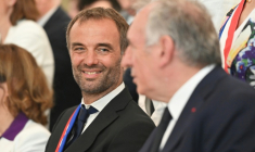 Le maire socialiste de Montpellier, Michaël Delafosse (au second plan), le 6 juin 2025 à Montpellier ( AFP / Sylvain THOMAS )