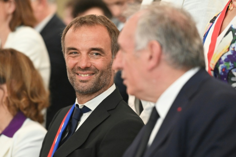 Le maire socialiste de Montpellier, Michaël Delafosse (au second plan), le 6 juin 2025 à Montpellier ( AFP / Sylvain THOMAS )