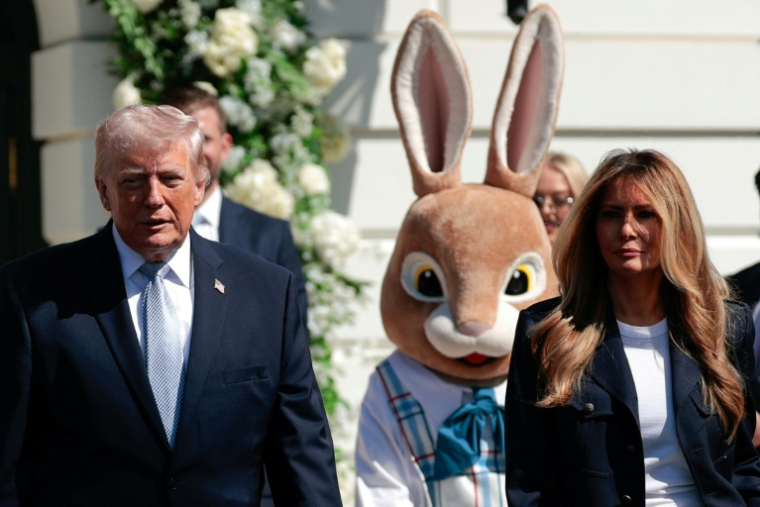 Le président américain Donald Trump, la Première dame Melania Trump et une mascotte en costume de lapin lors de la traditionnelle chasse aux œufs de Pâques sur la pelouse sud de la Maison Blanche, le 6 avril 2026 à Washington ( AFP / Kent Nishimura )