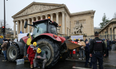 Des agriculteurs manifestent devant l'Assemblée nationale à Paris le 8 janvier 2026 ( AFP / Ludovic MARIN )