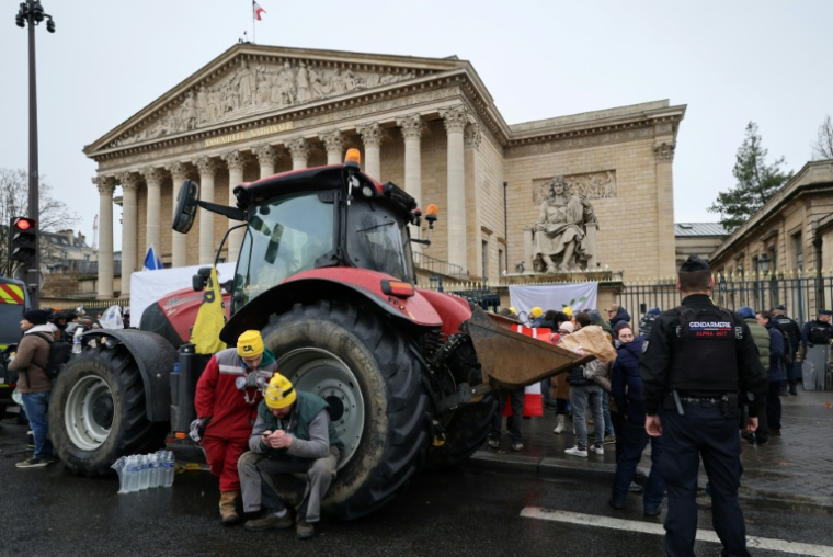 Des agriculteurs manifestent devant l'Assemblée nationale à Paris le 8 janvier 2026 ( AFP / Ludovic MARIN )