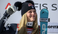 Lindsey Vonn pleure de joie sur le podium après sa victoire dans la descente de St Moritz, le 12 décembre 2025 ( AFP / Fabrice COFFRINI )