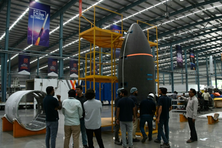 Une maquette de fusée dans les entrepôts de l'entreprise Skyroot Aerospace, en périphérie d'Hyderabad, le 7 juillet 2026 en Inde ( AFP / Noah SEELAM )