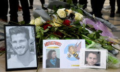 Hommage le 11 mars 2017 à Paris aux victimes du crash d'hélicoptères lors du tournage d'une émission en Argentine: La navigatrice Florence Arthaud, le boxeur Alexis Vastine et la nageuse Camille Muffat avaient péri dans cet accident,en 2015 ( AFP / BERTRAND GUAY )