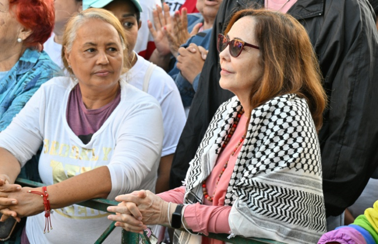 Mariela Castro (d), fille de l'ancien président cubain Raúl Castro, lors des célébrations du 65e anniversaire de l'échec de la tentative d'invasion américaine de la Baie des cochons en 1961, le 16 avril 2026 à La Havane ( AFP / ADALBERTO ROQUE )