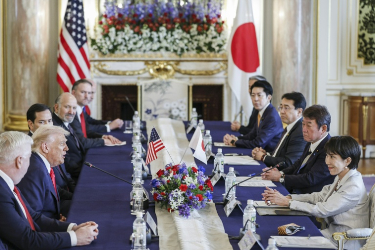 Le président américain Donald Trump (g) s'exprime lors du sommet Japon-États-Unis avec la Première ministre japonaise Sanae Takaichi (d) à la maison d'hôtes d'État d'Akasaka à Tokyo, le 28 octobre 2025 ( POOL / FRANCK ROBICHON )