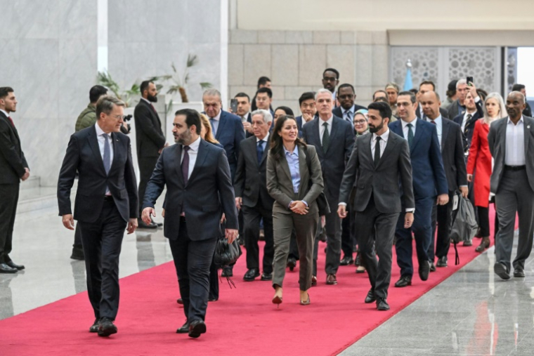 Le ministre syrien des Affaires étrangères et des Expatriés, Asaad Al-Shaibani (à droite au premier plan), arrive au palais présidentiel de Damas le 4 décembre 2025 pour assister à une réception avec une délégation du Conseil de sécurité des Nations Unies. ( AFP / LOUAI BESHARA )