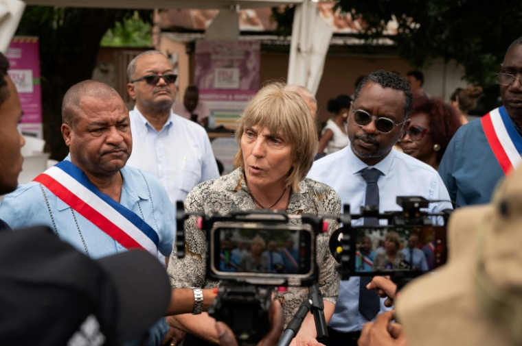 Valérie Létard, la ministre du Logement, visitant le quartier Vieux-Bourg, les Abymes, Guadeloupe, le 9 avril 2025 ( AFP / Carla Bernhardt )