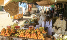 Des vendeurs de fruits assis devant leurs étals sur le marché central de Khartoum au Soudan, le 17 janvier 2025 ( AFP / Ebrahim HAMID )